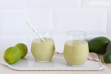 Smoothie de aguacate cremoso con plátano y lima: receta saludable también para convertir en helado