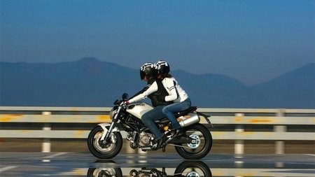Honduras prohibe llevar pasajero en moto