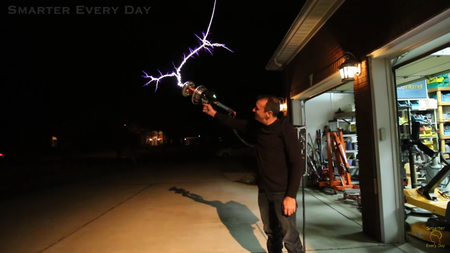 Así de impresionante se ve una pistola hecha con una bobina de Tesla y dispararla es aún mejor