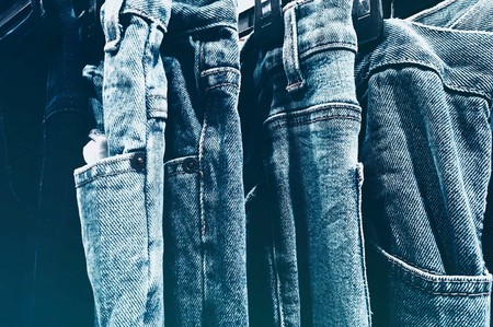 Chollos en tallas sueltas de pantalones, camisetas y sueteres de marcas como Levi's, Hurley o Jack & Jones en Amazon