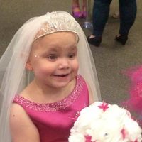 Una niña con un cáncer terminal cumple su deseo de casarse con su mejor amigo 