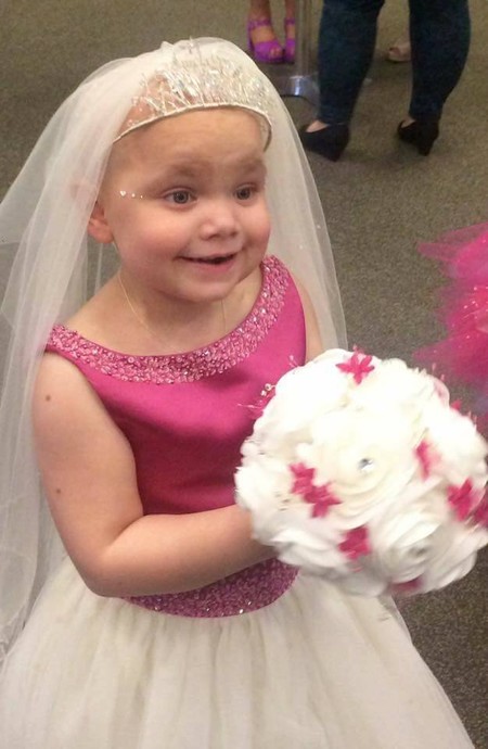 Una niña con un cáncer terminal cumple su deseo de casarse con su mejor amigo