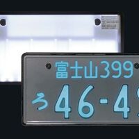 Japón lleva el tuning a otro nivel: placas de autos con números iluminados. Y sí, es legal 
