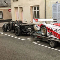 A falta de camión, un Bentley Blower de 1929 bien sirve para tirar de un Porsche 962 