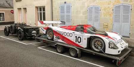 A falta de camión, un Bentley Blower de 1929 bien sirve para tirar de un Porsche 962