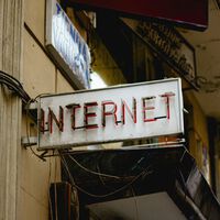 "El camino equivocado": el creador de internet advierte que estamos cometiendo el mismo error con la IA que con las redes sociales 