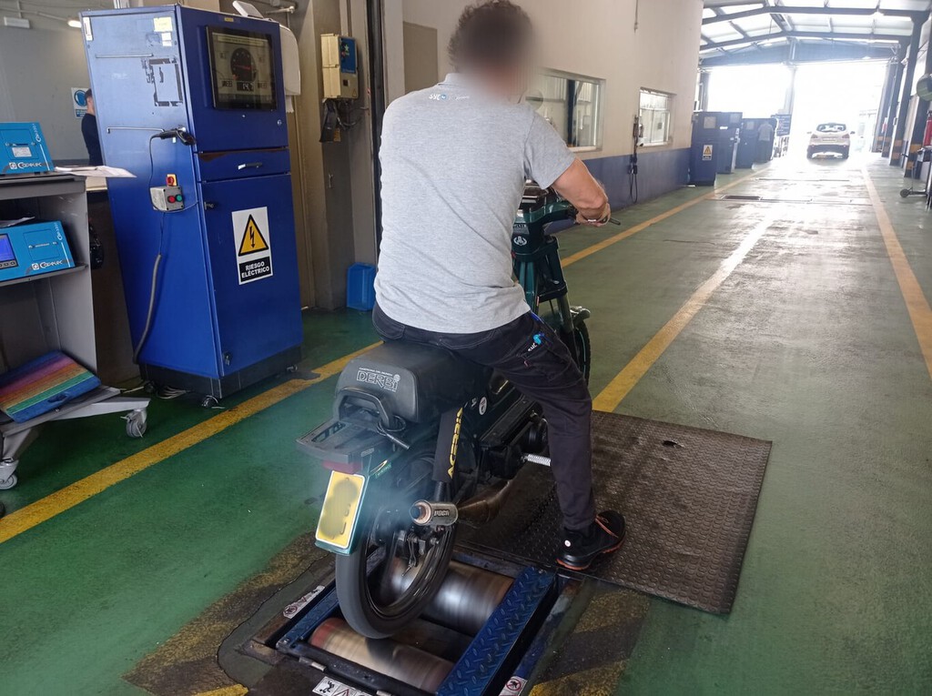 Sólo hay una manera de huir de la policía a 145 km/h con un ciclomotor de más de 30 años: que no sea un ciclomotor
 