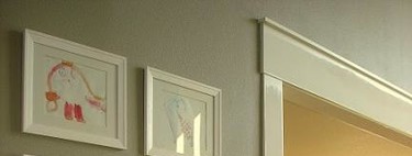 Una buena idea: enmarcar los dibujos de los niños para decorar las paredes 