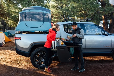 Aún no salen a la venta sus vehículos y Rivian lanza su primera versión camper
