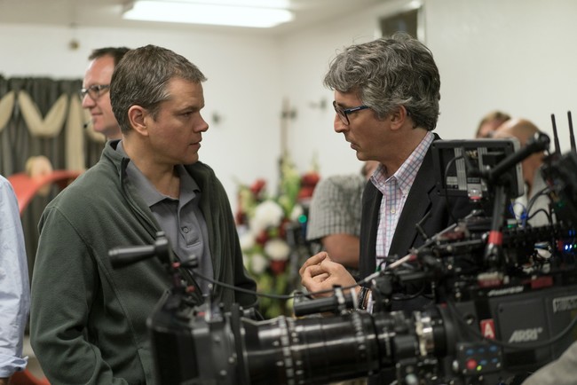 Alexander Payne habla con Matt Damon en el rodaje