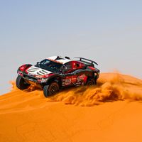 Fernando Alonso roza su primera victoria en el Dakar en una etapa en la que los favoritos se perdieron
