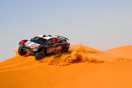 Fernando Alonso roza su primera victoria en el Dakar en una etapa en la que los favoritos se perdieron