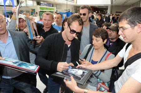 Jude Law aterriza en Cannes con un look de lo más casual