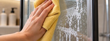 Dos expertas en limpieza explican cómo quitar la cal de la mampara de ducha: "Solo hay que echar unas gotas de abrillantador de lavavajillas en una bayeta de microfibra y secar"  
