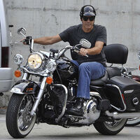 George Clooney es un friki de las motos. Estuvo a punto de morir por ellas, y es un devoto fan de Harley-Davidson  