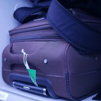 Por años hemos pensado que atar cintas a maletas en el aeropuerto es buena idea. Los empleados piensan lo contrario 