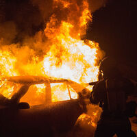 Esta Nochevieja "sólo" ardieron 874 coches en Francia. Una sórdida tradición que no parece que vaya a desaparecer 
