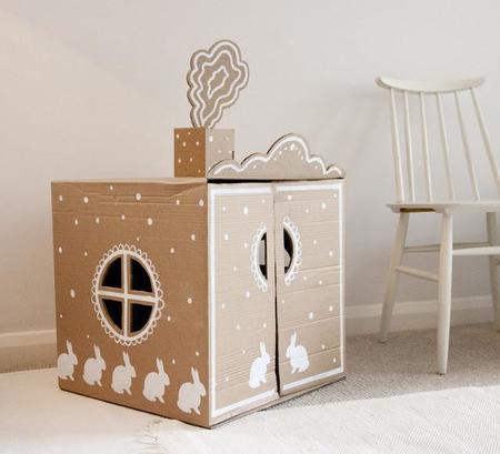 Una buena idea: convierte una caja de cartón en una preciosa casita de juegos