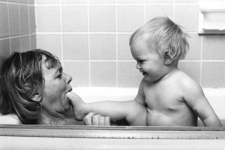 Un fotógrafo de 83 años encuentra una preciosa colección de fotos de madres de hace 50 años