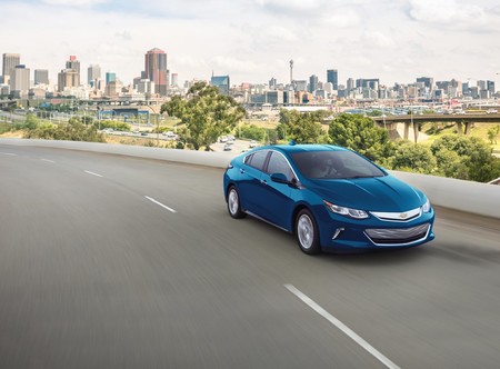 Menor tiempo de recarga y un aumento considerable en el rango eléctrico, eso es lo que promete el Chevrolet Volt 2019