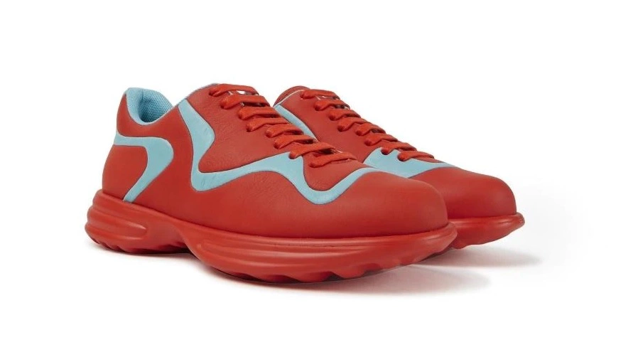 Zapatillas de piel de mujer asimétricas en color rojo