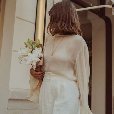 Ni jerséis finos, ni camisas de rayas: esta es la prenda básica de entretiempo que mejor se adapta a las tendencias de 2025 