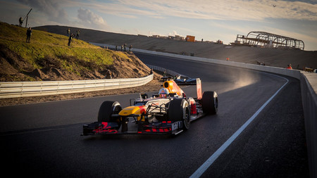 Así de majestuoso luce el renovado circuito de Zandvoort en este vídeo con Max Verstappen a los mandos del RB8