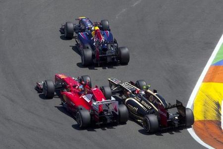 Fernando Alonso adelanta a Romain Grosjean