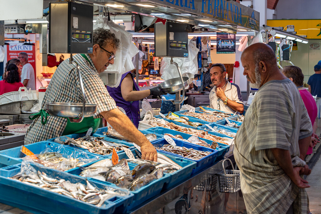 Los españoles comen mucho menos pescado que hace 30 años y una gran razón se atisba en el horizonte: la pereza por cocinarlo