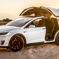 Si tienes que escapar de un Model X, esta es la forma de abrir las puertas de halcón sin energía
