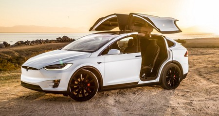 Si tienes que escapar de un Model X, esta es la forma de abrir las puertas de halcón sin energía