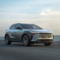 Al primer eléctrico de Toyota le cuesta mantener las ruedas en su sitio, así que la marca está recomprándolos