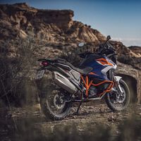 KTM está horneando algo tan interesante como una Super Adventure asfáltica al estilo de las SM-T de hace una década 