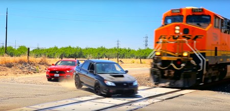 Esta carrera entre un Subaru WRX STI y un Mustang es una auténtica ida de olla que no podemos dejar de mirar