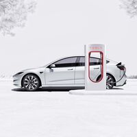 Este youtuber demuestra lo que ocurre al cargar rápido su Tesla después de dejarlo aparcado toda la noche en la calle a -36°C. No lo hagas en casa