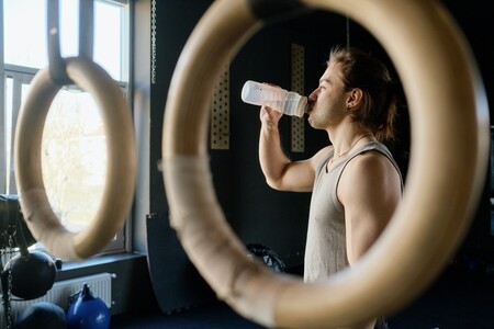 La importancia de beber antes de tener sed (especialmente si entrenas con calor)