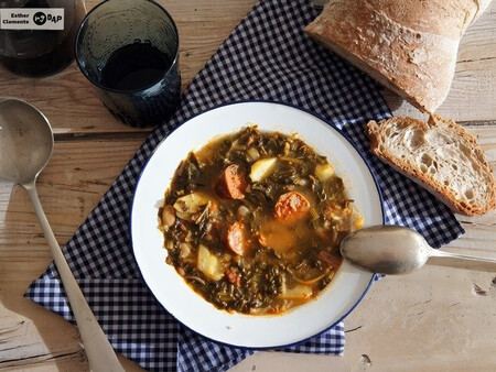 Caldo gallego: receta cocinada a fuego lento y por la que te entrará la morriña