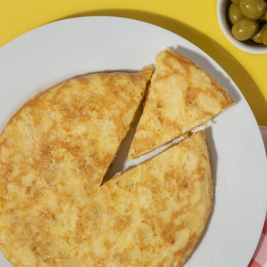 La primera receta de tortilla española de la historia llevaba cebolla, pero no patata: tardó casi dos siglos en incluirse