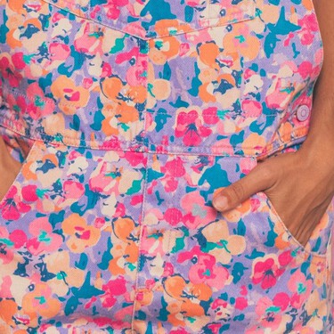 La prenda de boomer que las portuguesas han vuelto a poner de moda: un peto vaquero coquette ideal para verano