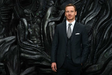 Michael Fassbender reafirma su título de caballero con estilo en la premiere de 'Alien: Covenant'