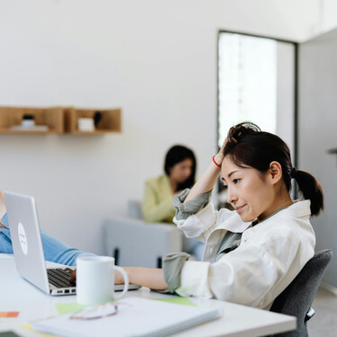 Ni café ni siesta: estos cuatro hábitos te ayudan a vencer el bajón después de comer para no perder productividad en el trabajo
