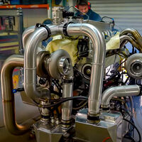 Esta monstruosidad es un motor tan exagerado que no hay donde meterlo: 12 rotores, tres turbos y un ruido que te para el corazón