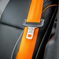 Hebillas falsas de 10 euros para engañar al coche y no ponerse el cinturón de seguridad. La peligrosa moda para los que prefieren matarse a escuchar un pitido