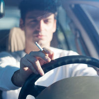 Ya son varios los países que prohíben fumar en el coche en presencia de menores. ¿Para cuándo España?