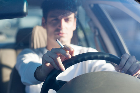 Ya son varios los países que prohíben fumar en el coche en presencia de menores. ¿Para cuándo España?