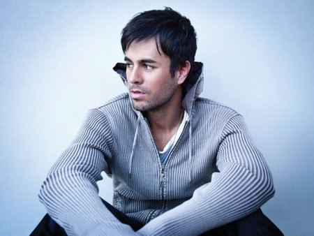 Enrique Iglesias nos deleitará a todos haciendo esquí acuático... desnudo