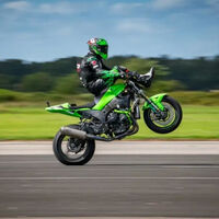 Este friki del stunt ha batido el récord más bizarro que se recuerda en moto: a 204 km/h, haciendo un caballito y sentado en el depósito 