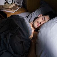 Este es el error que casi todos cometemos a la hora de dormir, según expertos del sueño