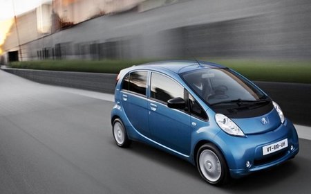 Coche-electrico-y-asfalto