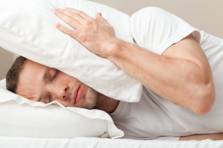 Dormir poco puede dañar la salud más de lo que pensamos, dejando huellas a largo plazo